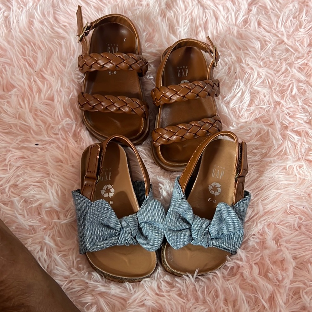 Gap slippers girls it’s a bundle each one is 10 can be sold separately. 2 for 10